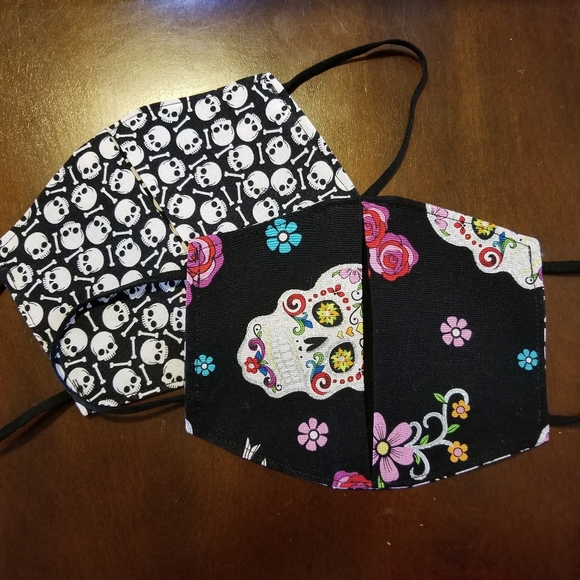 Sarah BEE'S Boutique Accessories - Breathe easy Mask in Black Sugar skull & Skull with Crossbones